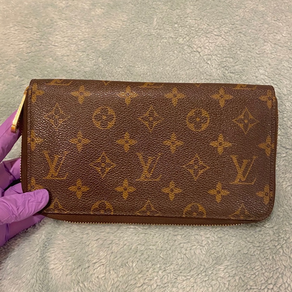 Louis Vuitton Monogram zippy organizer wallet